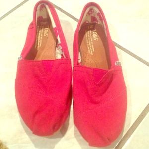 Women's size 7 red toms