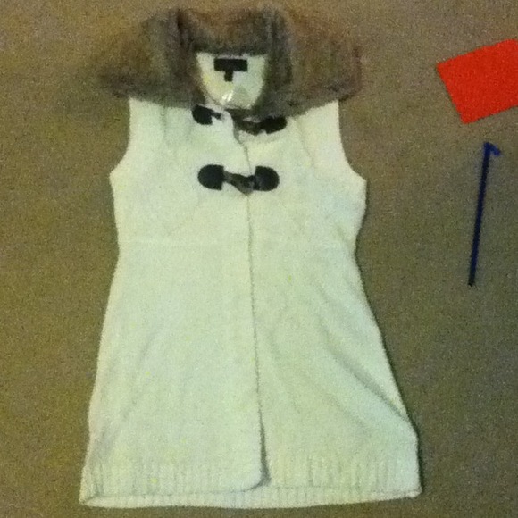 White fur collar vest