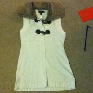 White fur collar vest