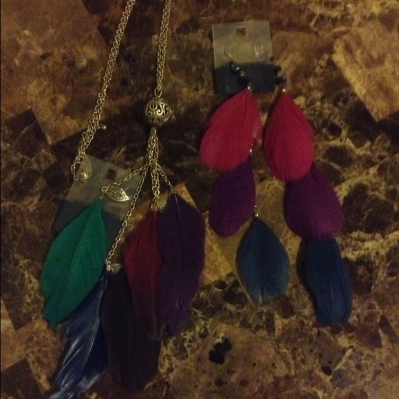 Feathered earring and necklace set - Picture 1 of 1