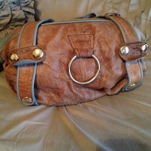 This is a beautiful REAL Gustto handbag