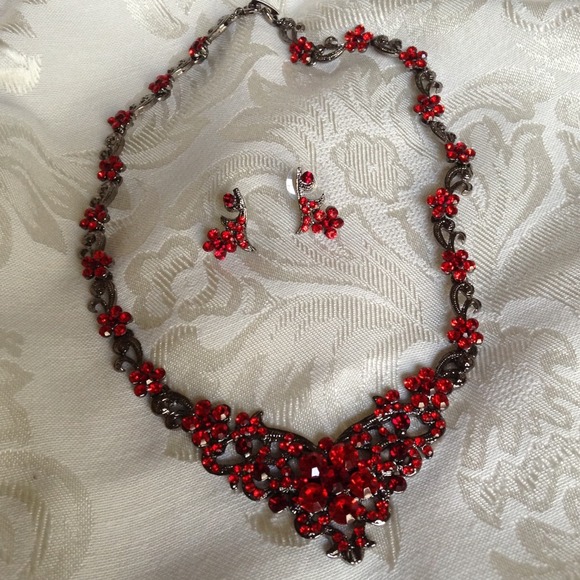 Jewelry - 💥SOLD💥Victorian style red crystal necklace set