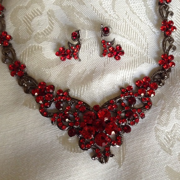 💥SOLD💥Victorian style red crystal necklace set - Picture 2 of 2