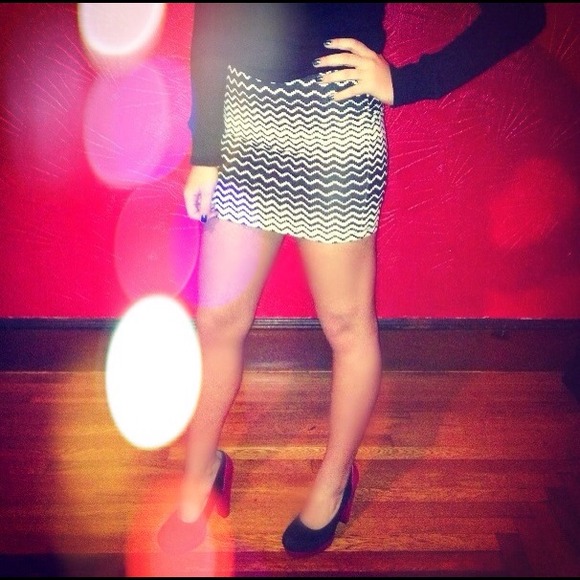 Black & white geo print pencil skirt
