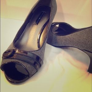 **SOLD** Gray peep toe pumps with black patent
