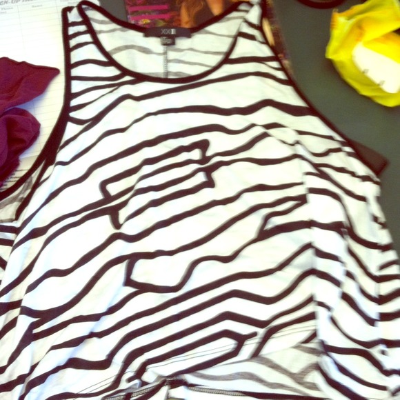 Black and white flow shirt