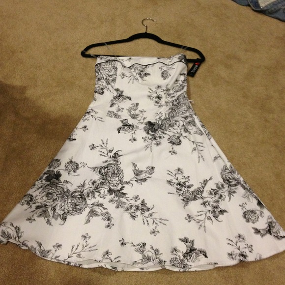 New beautiful white strapless