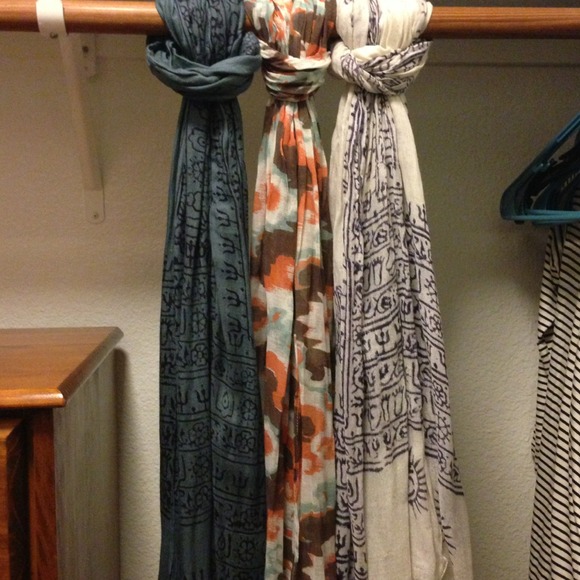 💢SOLD💢Nice scarves
