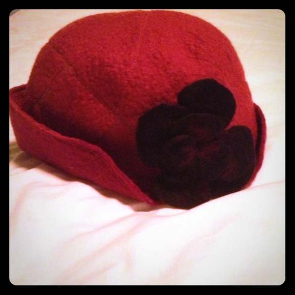 Adorable hate in burn orange w/ detailed stitching