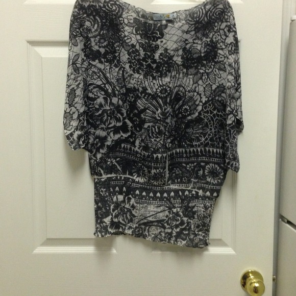 Gray & white flutter sleeves Tunic Blouse