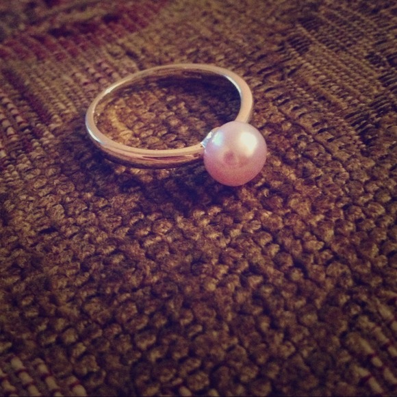 Jewelry - Silver Pearl Ring 💍