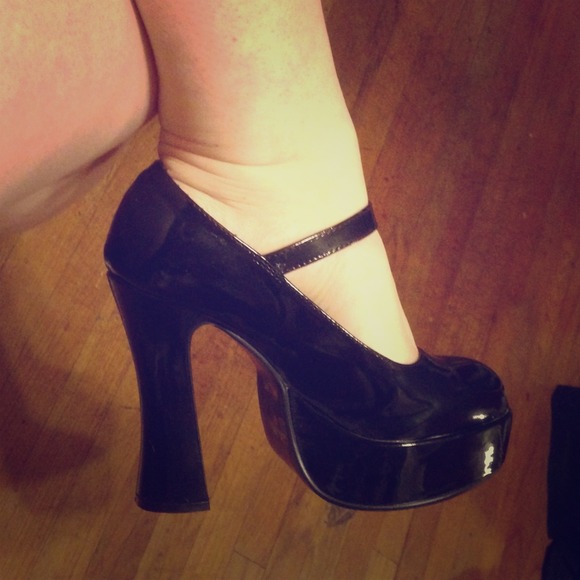 ***TRADED***Black shiny pumps