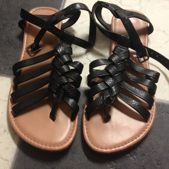 Size 8 (more like 7.5) never work braided sandals!