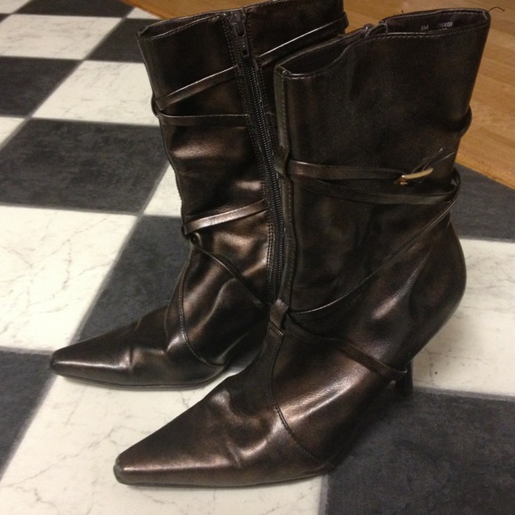 Small size 8 used bronze color zip up boots!
