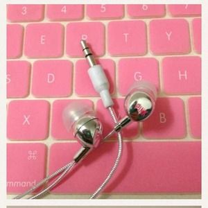 VS Pink Clear headphones w Pink Gel MacBook keyboa
