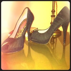 Betsey Johnson black 5 in high heel