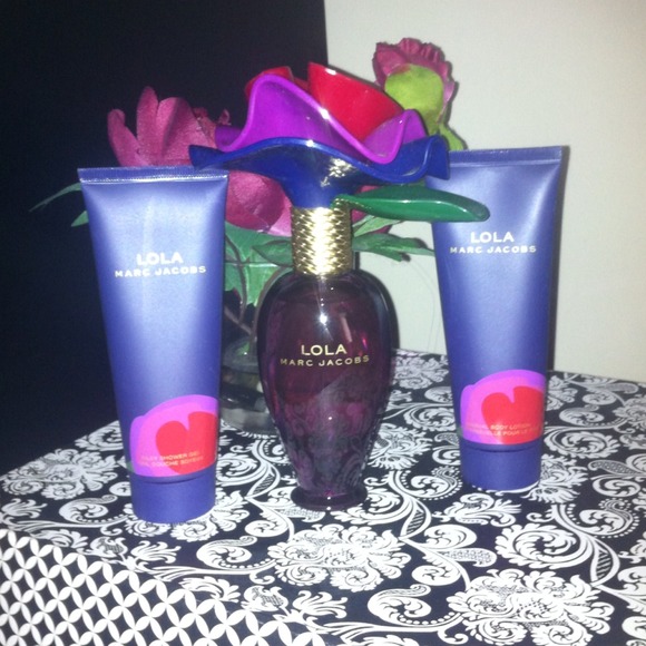 ✨Traded✨Marc Jacobs "Lola" perfume set