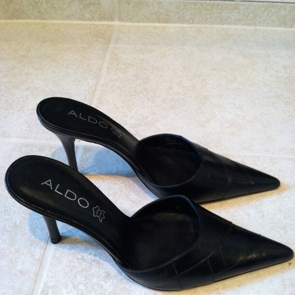 ✂REDUCED✂✂Aldo point toe slip on shoes