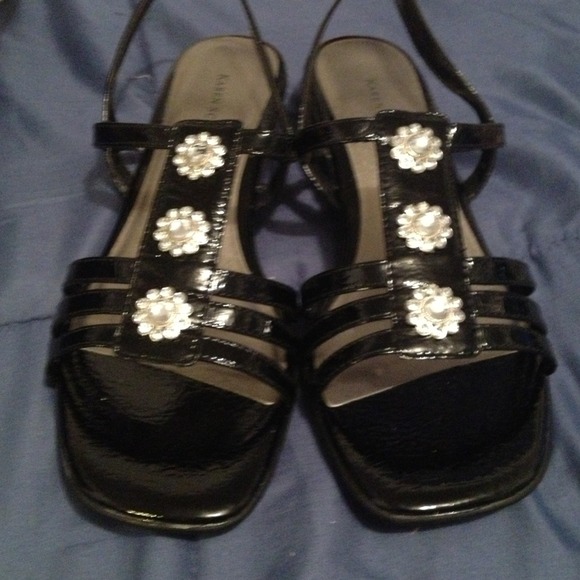 Black sandals with flower rhinestone designs