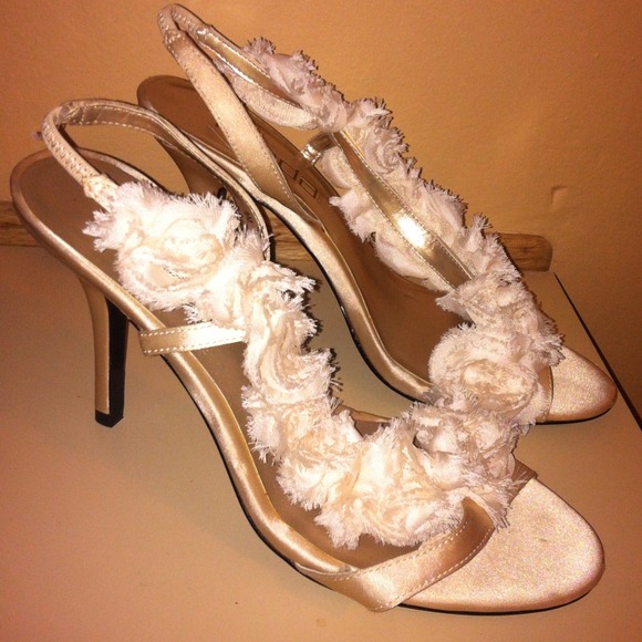 Elegant, cream colored rose pattern high heels