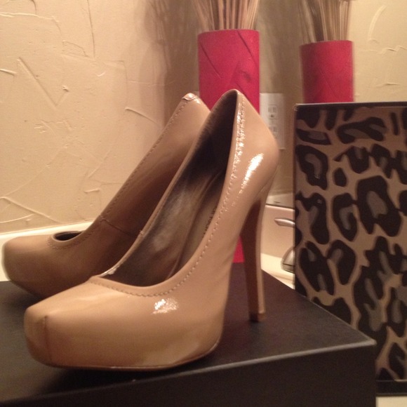 Beautiful, size 5 Heidi Klum pumps - Picture 4 of 4