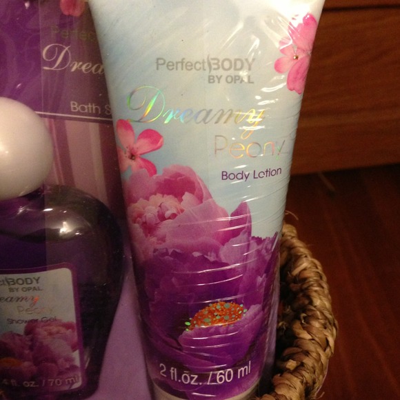🔴REDUCED🔴 Delicious smelling shower/bath set! - Picture 2 of 4