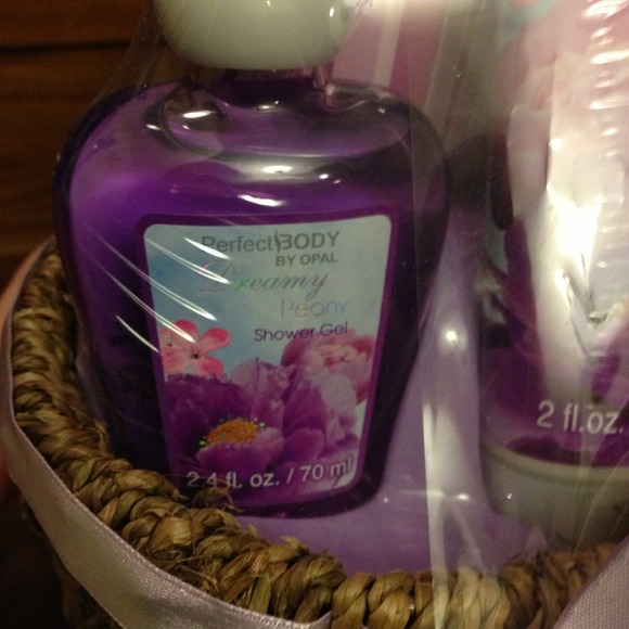 🔴REDUCED🔴 Delicious smelling shower/bath set! - Picture 3 of 4