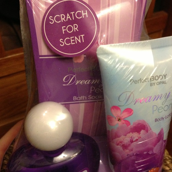 🔴REDUCED🔴 Delicious smelling shower/bath set! - Picture 4 of 4