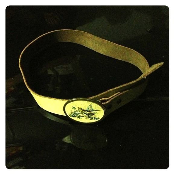 Beige cracked leather belt