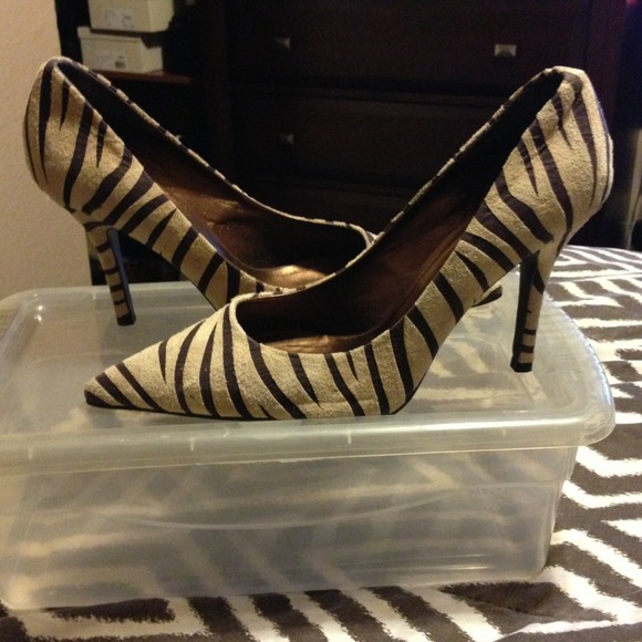 Two lips tan zebra print pointed pump