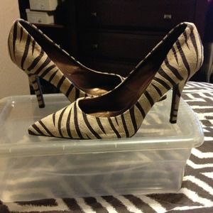 Two lips tan zebra print pointed pump