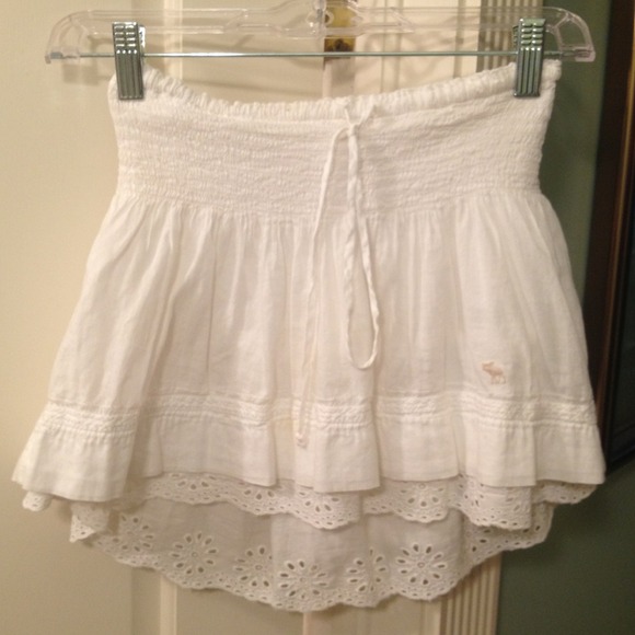 White, lacy ruffle mini skirt