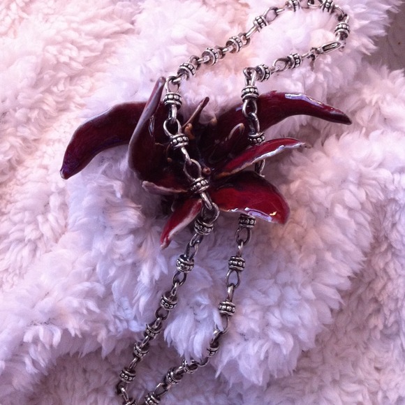 Silver necklace. New