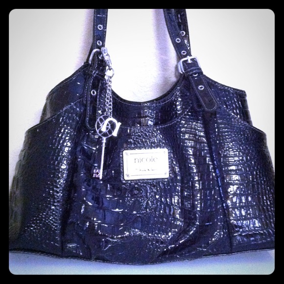 Handbag. Lightly used great condition!!