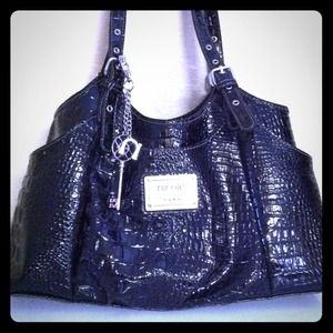 Handbag. Lightly used great condition!!