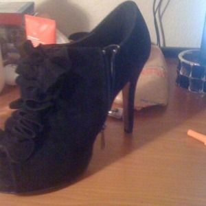Black bootie with ruffle