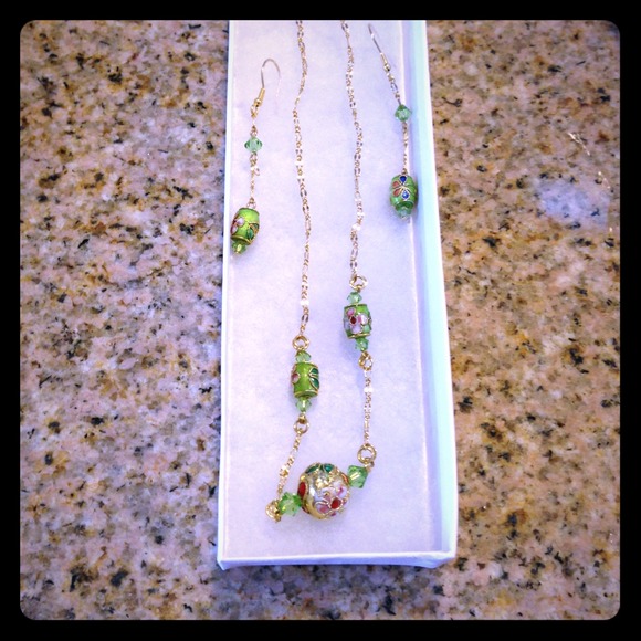 Gold plated gorgeous necklace and earring set!