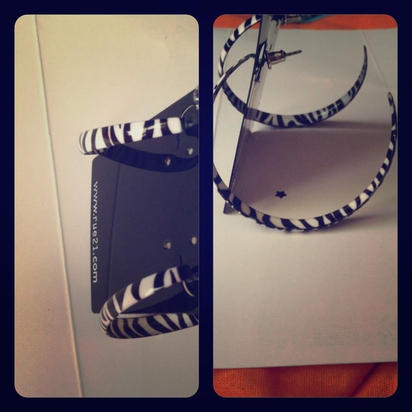 Zebra print hoop earrings - Picture 1 of 1