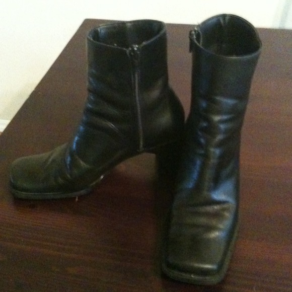 Nine West black boots size 6.