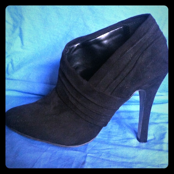 Liliana Black  Suede  Booties
