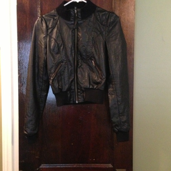 Small H&M faux leather bomber jacket - Picture 2 of 4