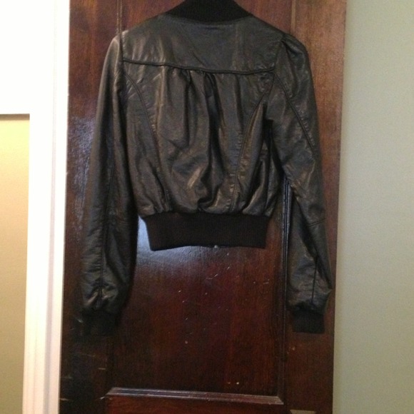 Small H&M faux leather bomber jacket - Picture 3 of 4