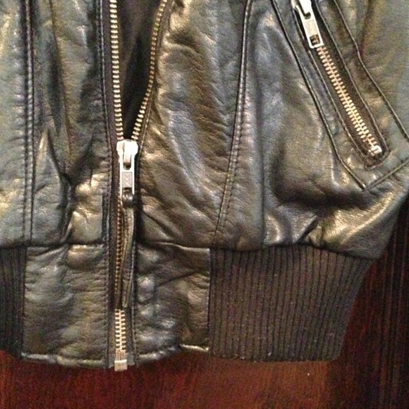 Small H&M faux leather bomber jacket - Picture 4 of 4
