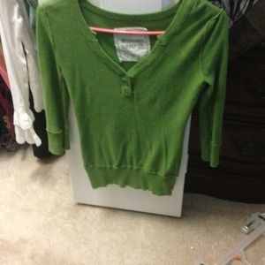 Green 3/4 sleeve ribbed shirt