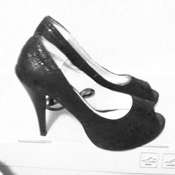 Black heels - Picture 1 of 3