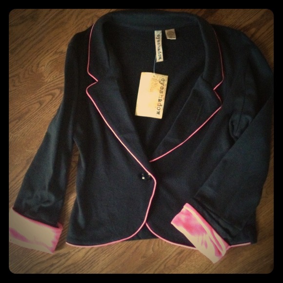 Cropped jersey blazer. Black and neon pink!