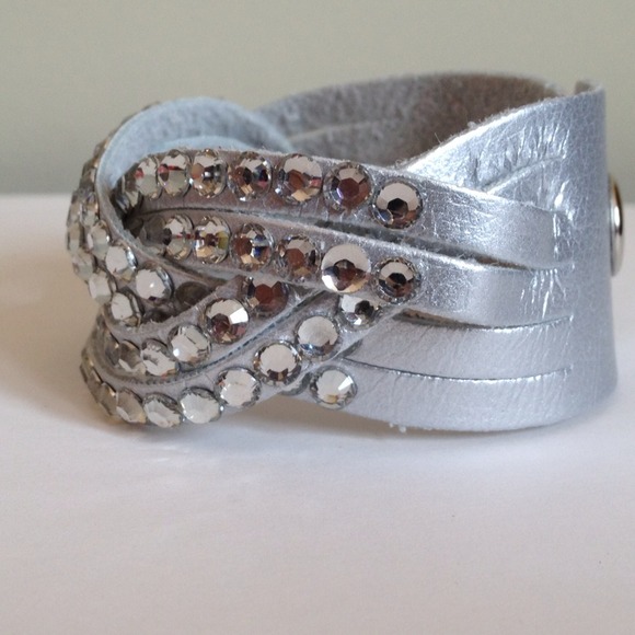 ❌Sold❌Silver leather cuff with rhinestones - Picture 2 of 3
