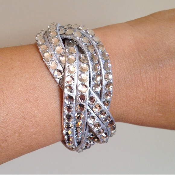 ❌Sold❌Silver leather cuff with rhinestones - Picture 3 of 3