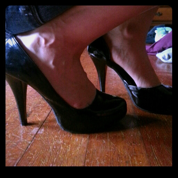 Bundled.. red shoes, black vneck green wedges