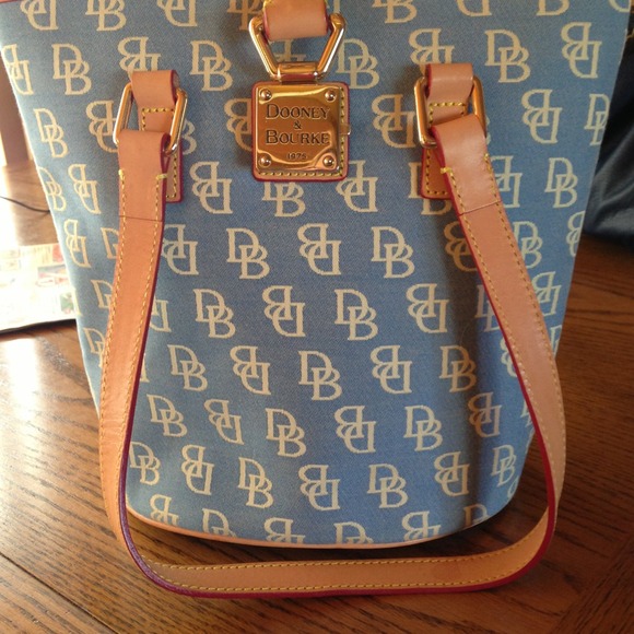 Dooney & Bourke purse handbag-EXCELLENT PURSE